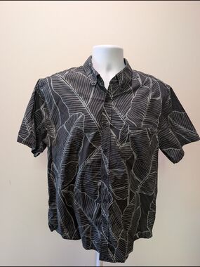 Casual Short-Sleeve Button-Down Shirt - Black Leaf Print